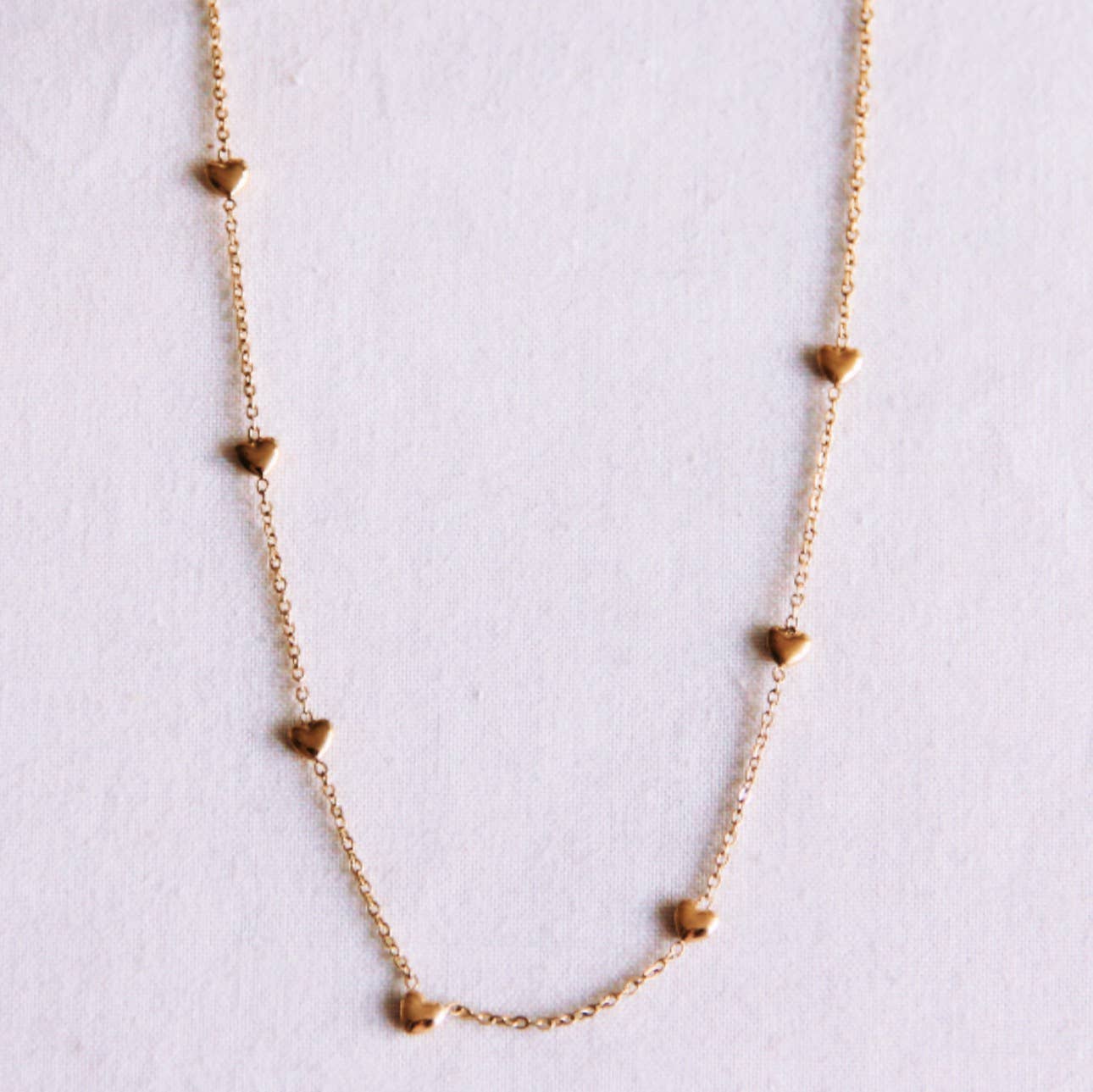 Zarte Halskette mit Herzen - Gold