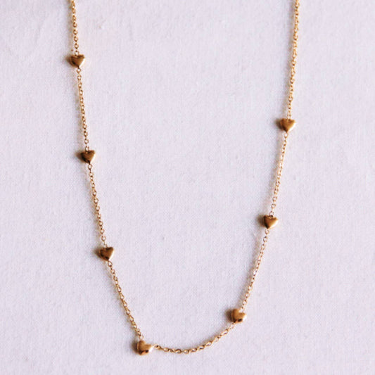 Zarte Halskette mit Herzen - Gold